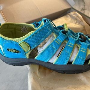 New in box girls Keen Newport H2.